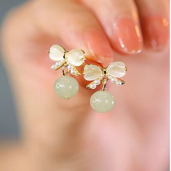 🔅🆕✨ Elegant Minimalist Bowknot Silver Plated Needle Pearl Jade Green Earrings✨ - Picture 4 of 11